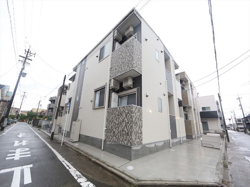 物件外観写真1　(外観　オートロック付　宅配ＢＯＸ有り　デザイナーズ)