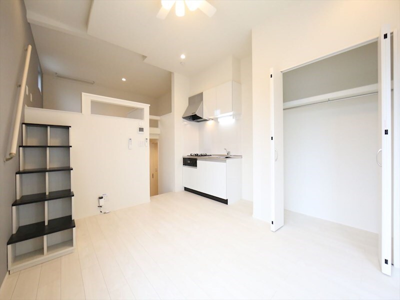 物件内観写真2　(ＬＤＫ8.4帖　洋室3.8帖　ロフト6.1帖　エアコン完備)