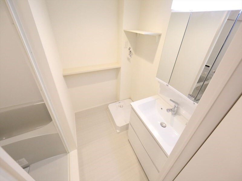 物件内観写真3　(脱衣所　独立洗面台（シャンプードレッサー付）収納スペース有)