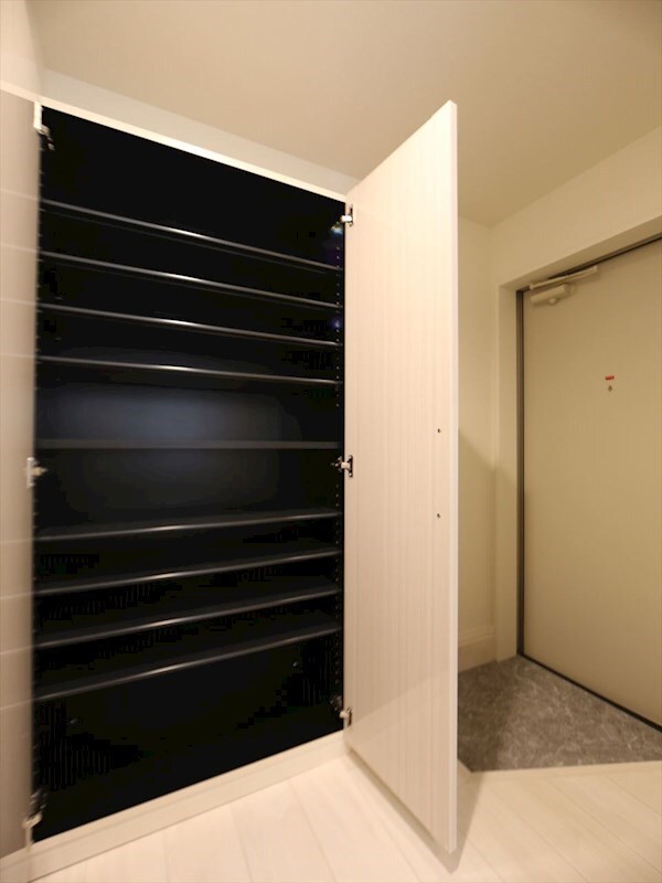 物件内観写真8　(玄関　シューズボックス付（収納充実してます）)