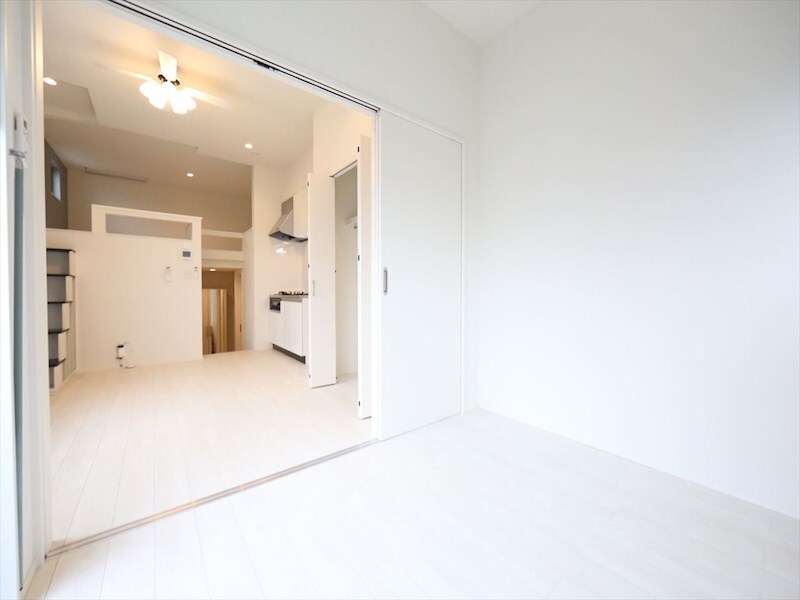 物件内観写真9　(ＬＤＫ8.4帖　洋室3.8帖　つなげても仕切っても使えます)