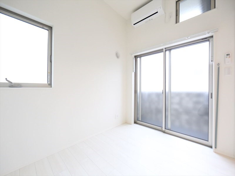 物件内観写真16　(洋室3.8帖　2面採光　エアコン完備　バルコニー)