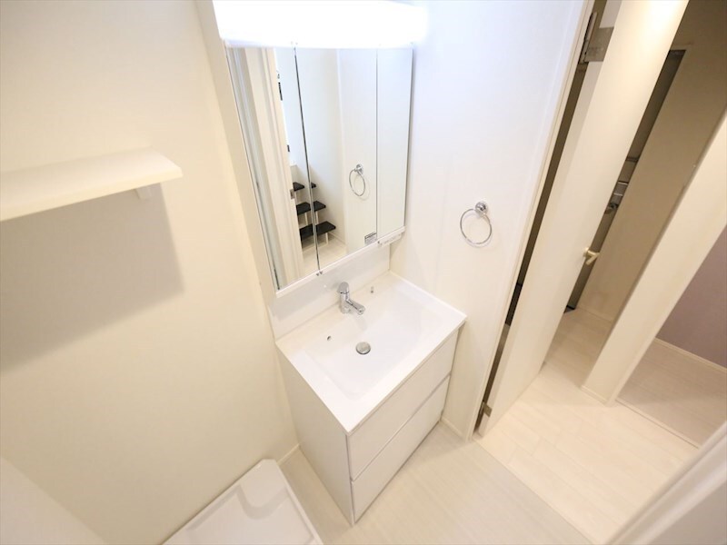 物件内観写真31　(脱衣所　独立洗面台（シャンプードレッサー付）収納スペース有)