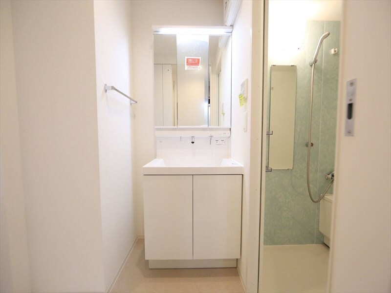 物件内観写真22　(脱衣所　独立洗面台（シャンプードレッサー付）収納スペース有)