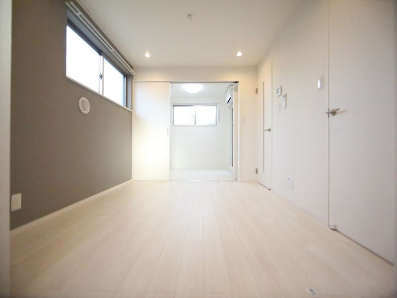 物件内観写真2　(ＬＤＫ8.1帖　洋室3.7帖　つなげても仕切っても使えます)