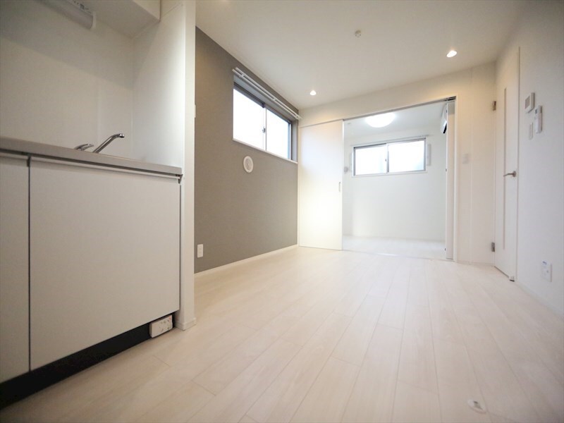 物件内観写真15　(ＬＤＫ8.1帖　洋室3.7帖　つなげても仕切っても使えます)