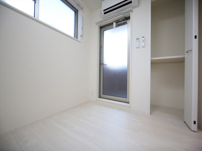 物件内観写真16　(洋室3.7帖　クローゼット付　エアコン完備　バルコニー)