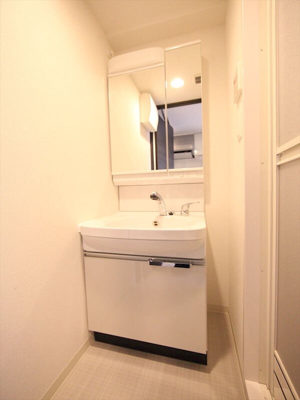 物件内観写真4　(脱衣所　独立洗面台（シャンプードレッサー付）)
