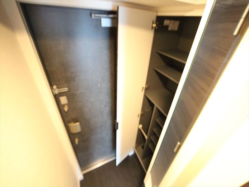 物件内観写真6　(玄関　シューズボックス完備)