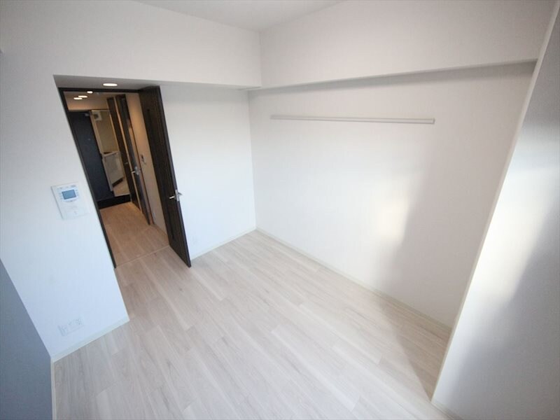 物件内観写真9　(洋室7帖　クローゼット　エアコン)