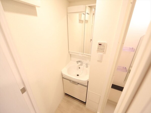 洗面所(脱衣所　独立洗面台（シャンプードレッサー付）収納スペース有)