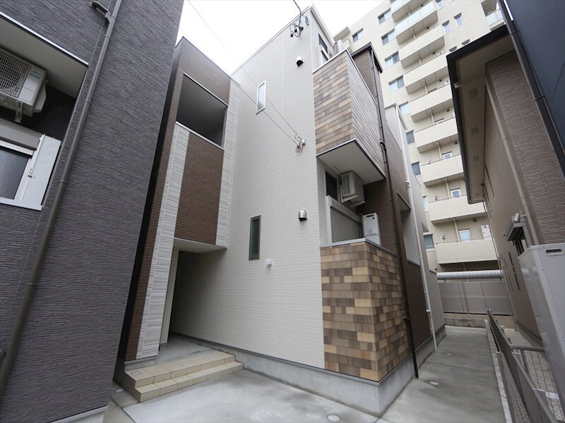 物件外観写真1　(外観　宅配ＢＯＸ付　デザイナーズ　インターネット無料)