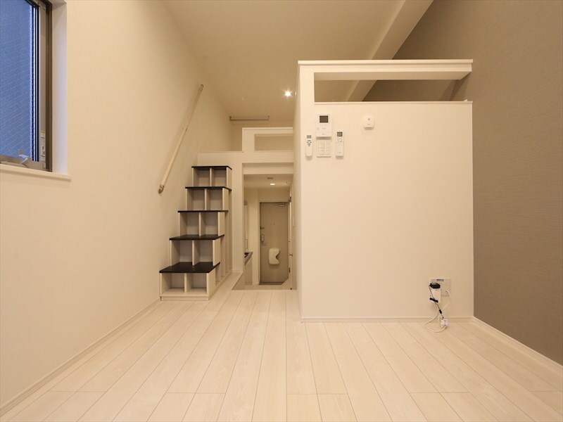 物件内観写真2　(洋室5.9帖　上段ロフト5.8帖（収納にも寝室にも使えます）)