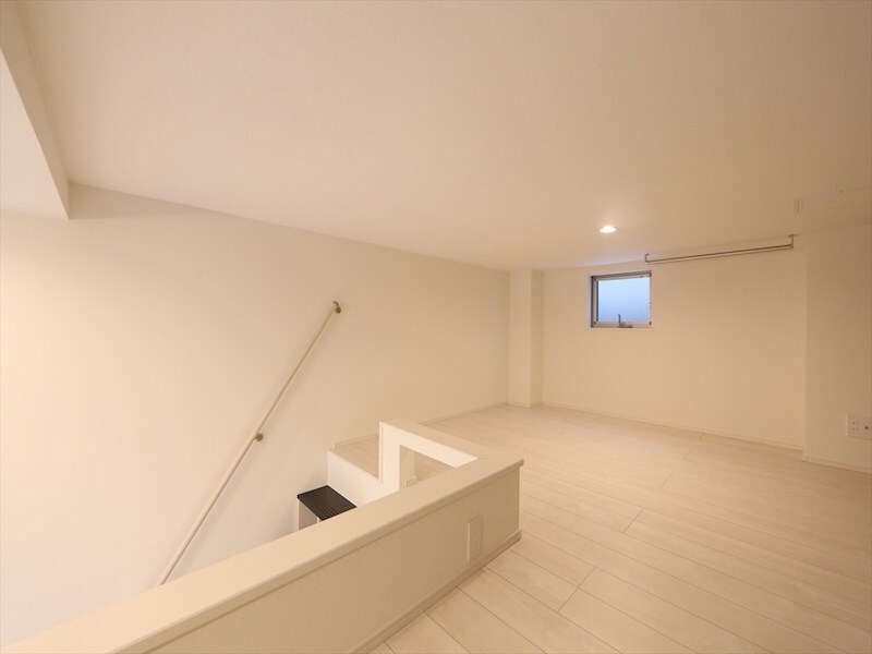 物件内観写真9　(ロフト5.8帖（収納にも寝室にも使えます）)