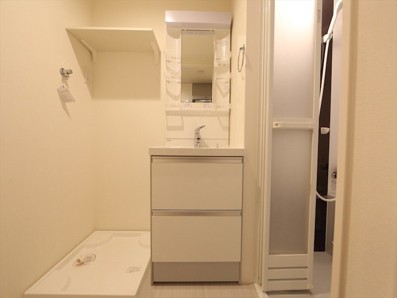 物件内観写真28　(脱衣所　独立洗面台（シャンプードレッサー付）収納スペース有)