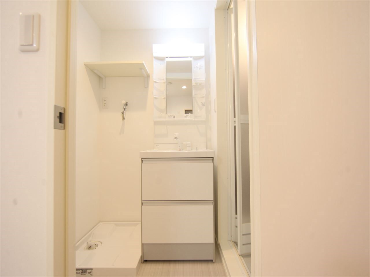 物件内観写真3　(脱衣所　独立洗面台（シャンプードレッサー付）同型写真)