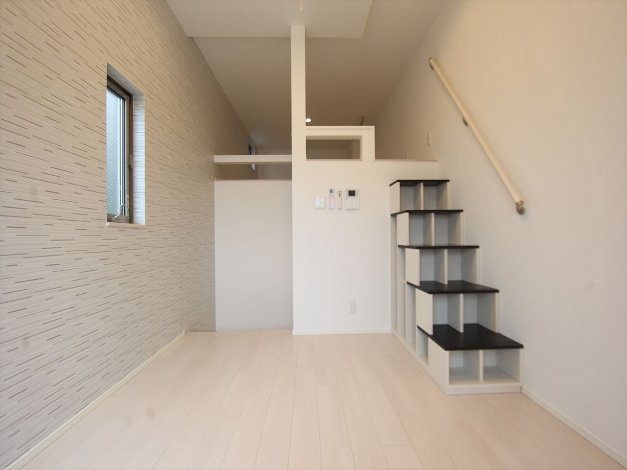 物件内観写真13　(洋室6.1帖　上段ロフト5.8帖（収納にも使えます）同型写真)