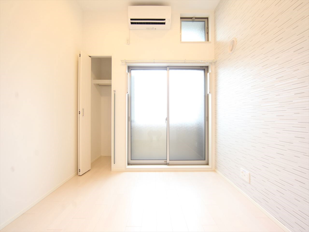 物件内観写真22　(洋室6.1帖　上段ロフト5.8帖（収納にも使えます）同型写真)