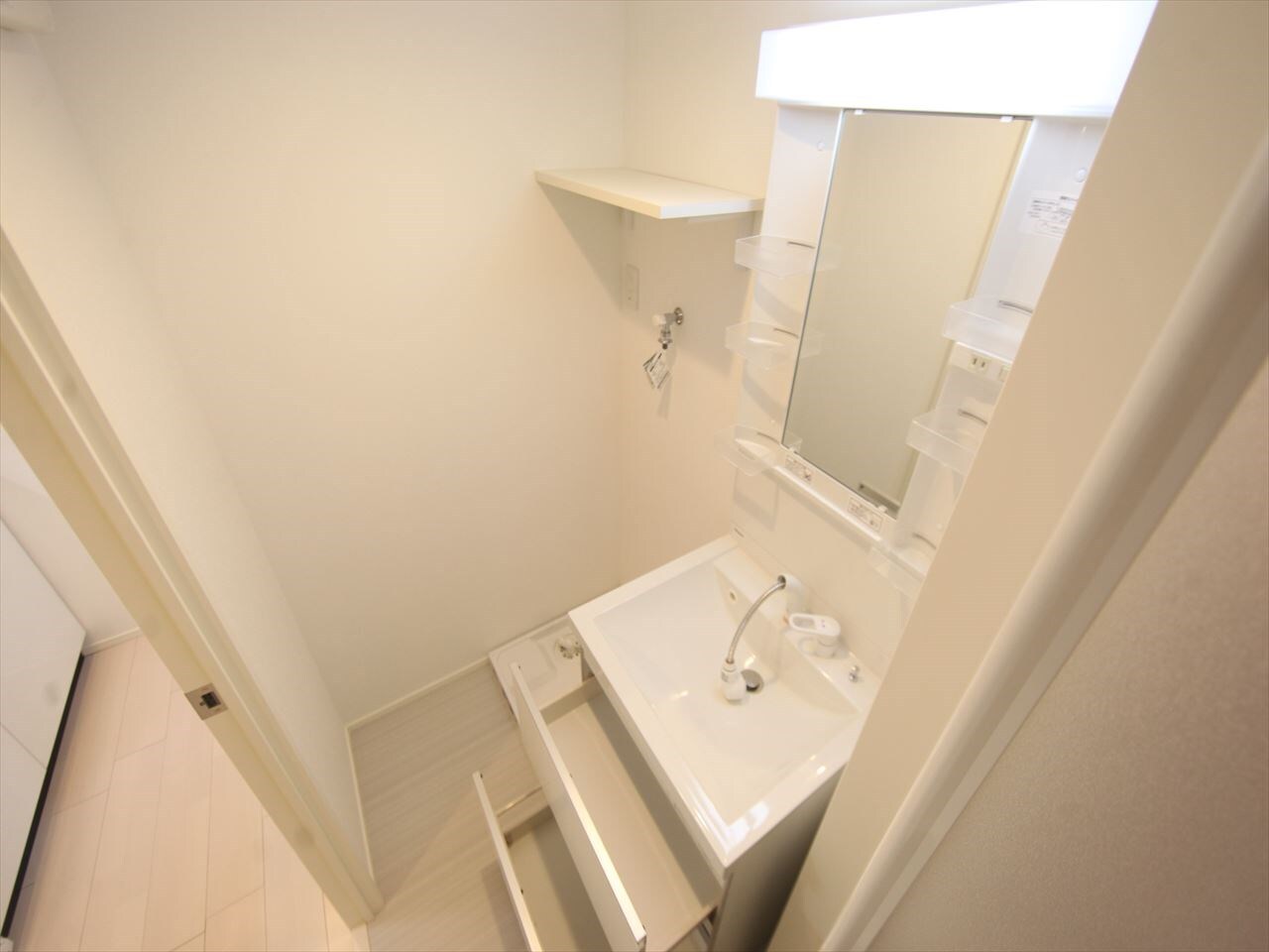 物件内観写真28　(脱衣所　独立洗面台（シャンプードレッサー付）同型写真)