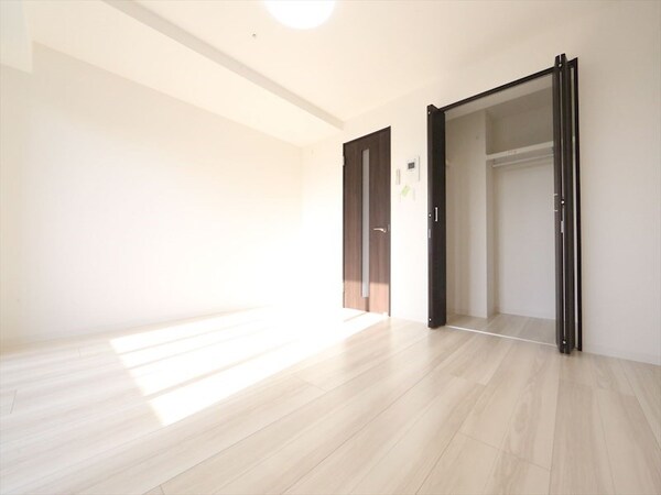 リビング(洋室8.2帖　ウォークインクローゼット付（収納充実してます）)