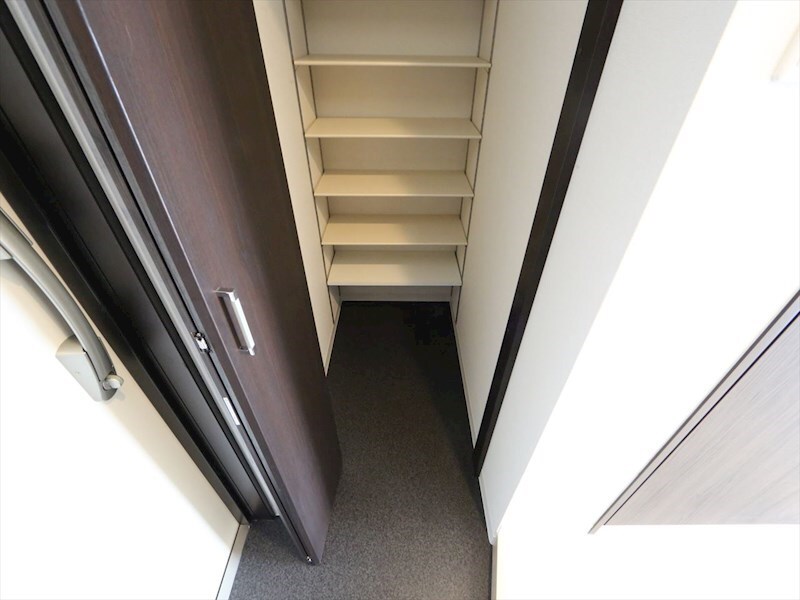 物件内観写真8　(玄関　シューズボックス付（収納充実してます）)
