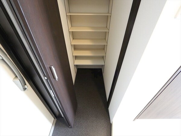 玄関(玄関　シューズボックス付（収納充実してます）)