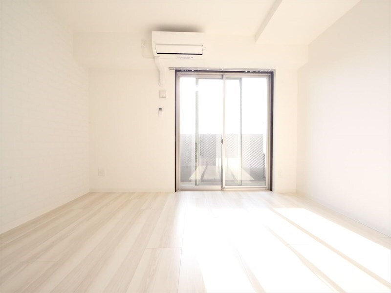 物件内観写真10　(洋室8.2帖　エアコン完備　バルコニー)