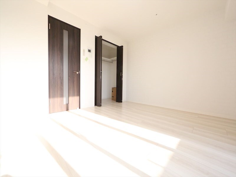 物件内観写真14　(洋室8.2帖　ウォークインクローゼット付（収納充実してます）)