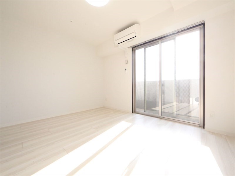 物件内観写真15　(洋室8.2帖　エアコン完備　バルコニー)