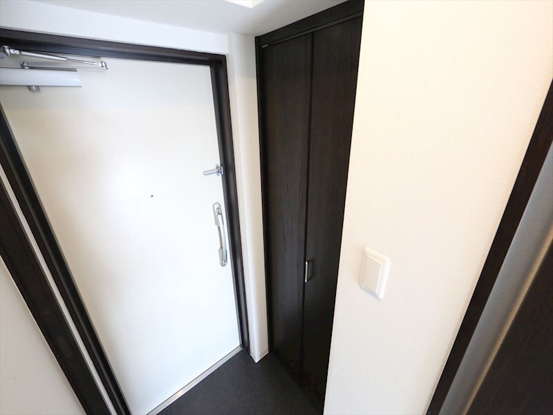 物件内観写真19　(玄関　シューズボックス付（収納充実してます）)