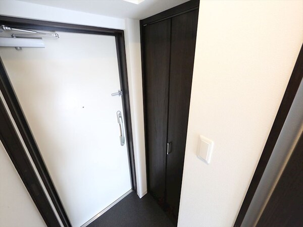 玄関(玄関　シューズボックス付（収納充実してます）)