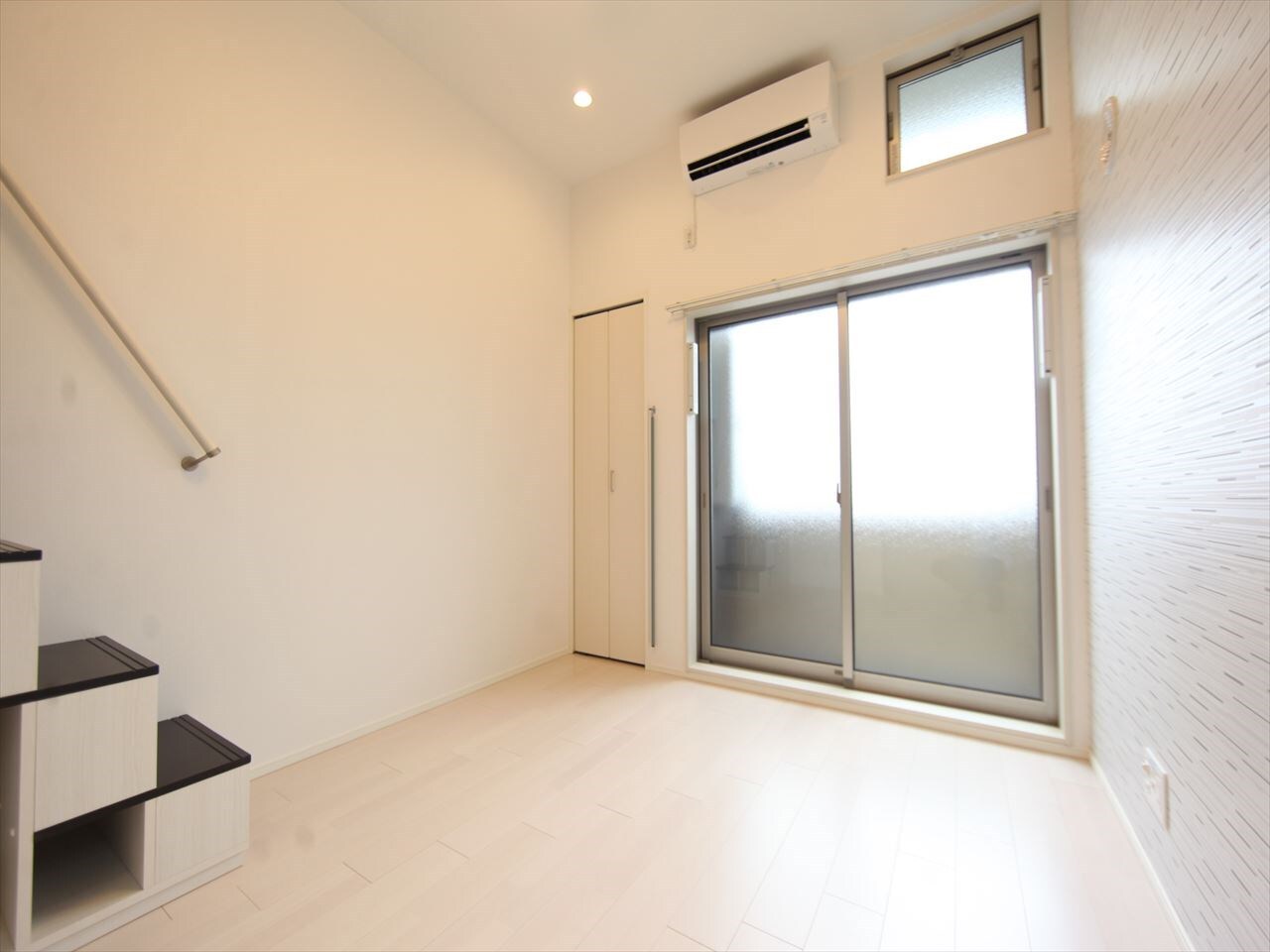 物件内観写真12　(洋室6帖　上段ロフト6帖（収納にも使えます）同型写真)