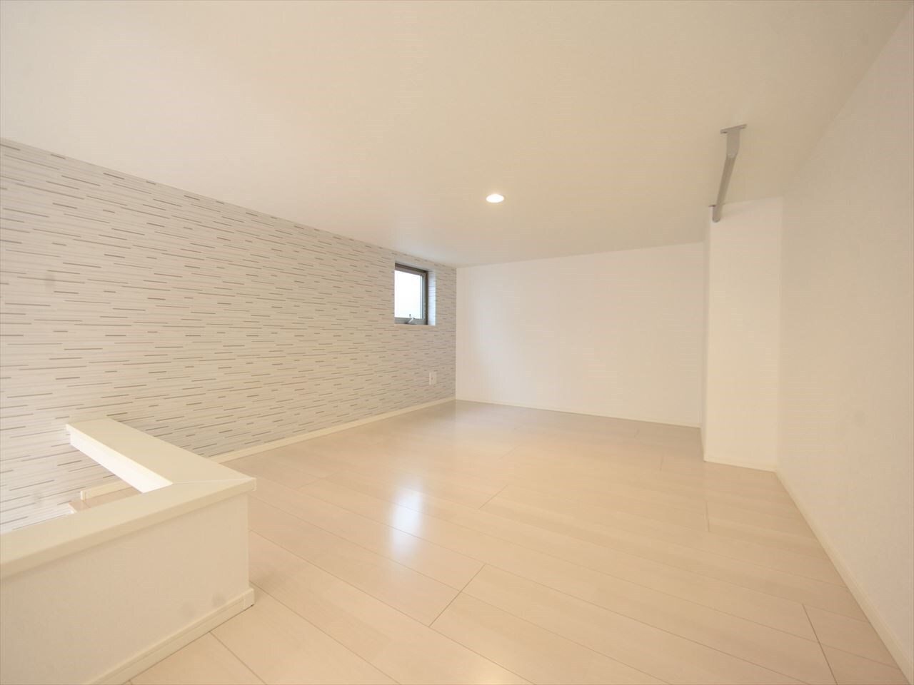 物件内観写真16　(上段ロフト6帖（収納・寝室としても使えます）同型写真)