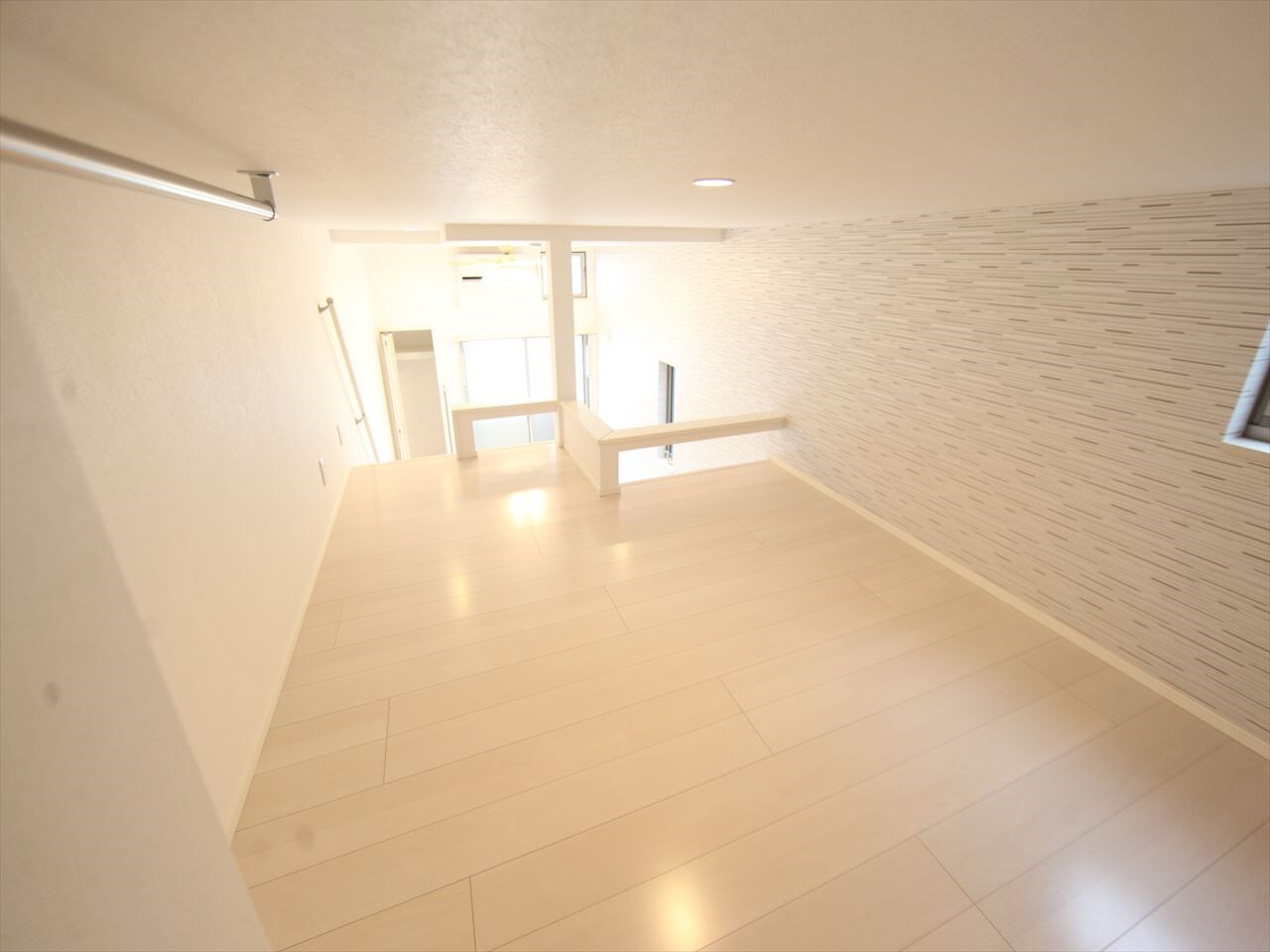 物件内観写真17　(上段ロフト6帖（収納・寝室としても使えます）同型写真)