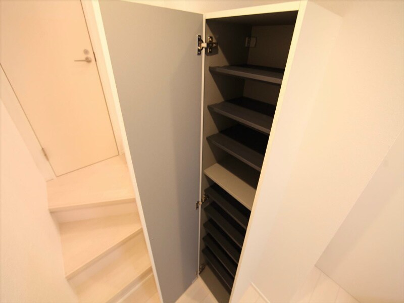 物件内観写真6　(玄関　シューズボックス付（収納充実してます）同型写真)