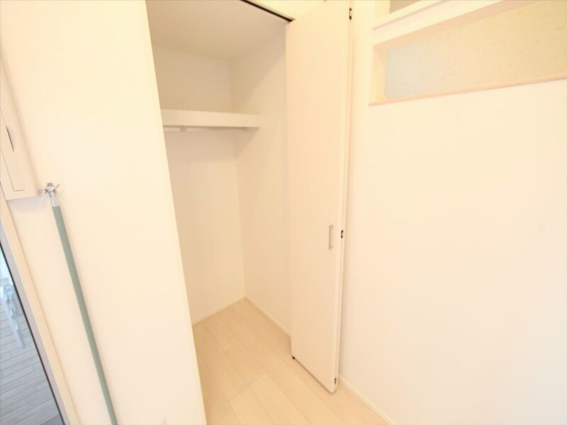 物件内観写真8　(クローゼット付（収納充実してます）同型写真)