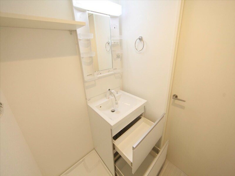 物件内観写真20　(脱衣所　独立洗面台付（シャンプードレッサー付）同型写真)