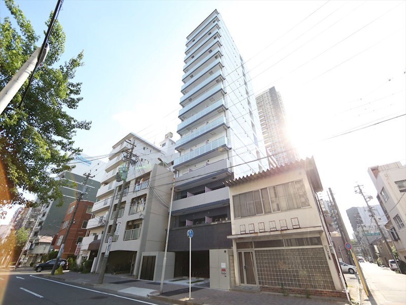 物件外観写真1　(外観　オートロック　宅配ＢＯＸ　防犯カメラ)