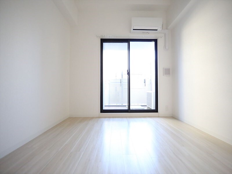 物件内観写真10　(洋室6.7帖　エアコン完備　クローゼット付　バルコニー)