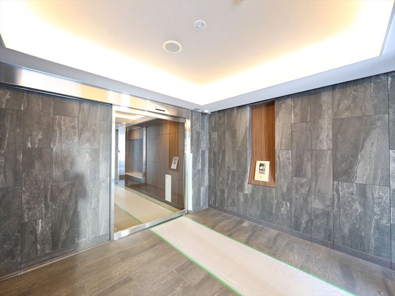 物件内観写真13　(エントランス　オートロック付　防犯カメラ有り)