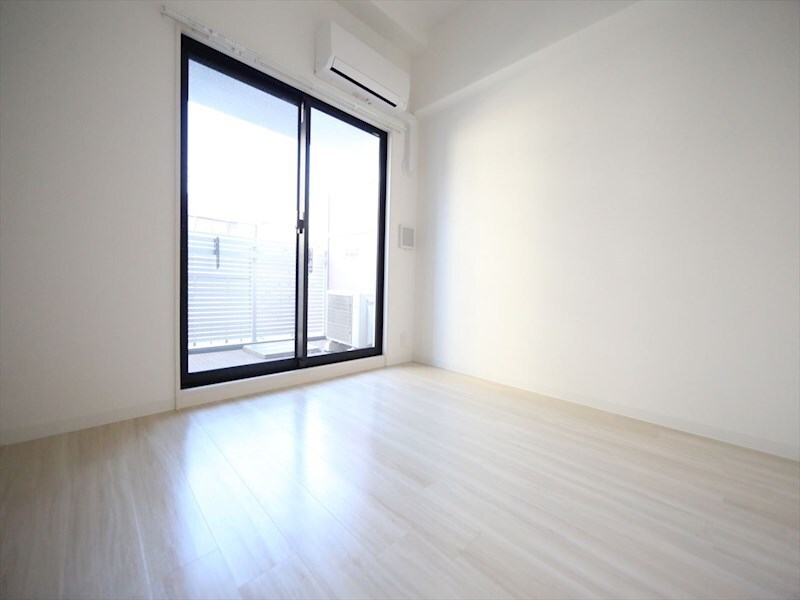 物件内観写真14　(洋室6.7帖　エアコン完備　クローゼット付　バルコニー)