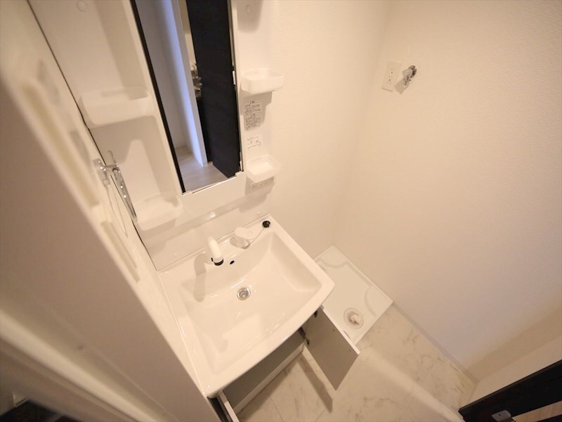 物件内観写真24　(脱衣所　独立洗面台（シャンプードレッサー付）収納スペース有)