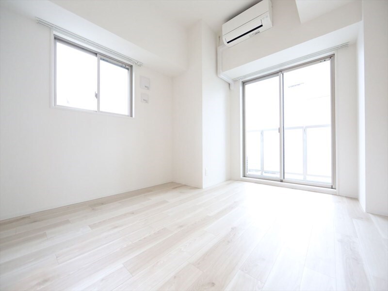 リビング(洋室8.1帖　2面採光　エアコン完備　バルコニー)