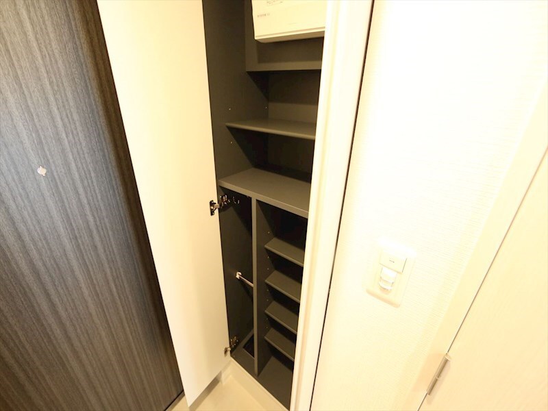 玄関(玄関　シューズボックス付（収納充実してます）)