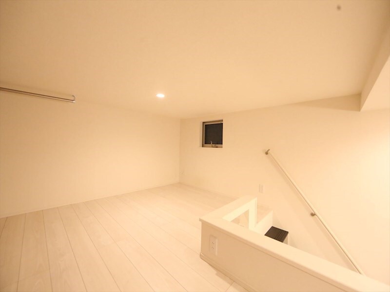 物件内観写真9　(上段ロフト5.7帖（収納にも寝室にも使えます）)