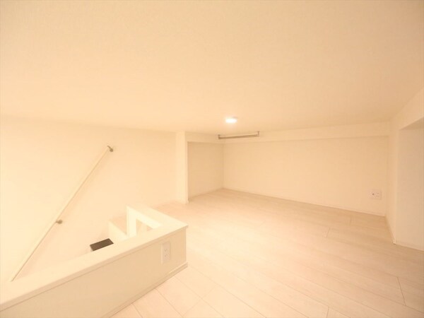 その他部屋・スペース(階段式上段ロフト5.6帖（収納にも寝室にも使えます）)