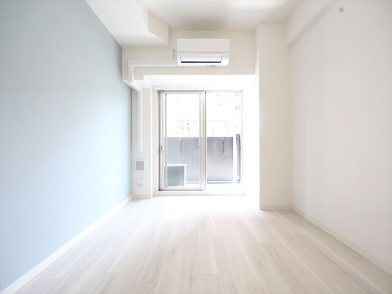 物件内観写真10　(洋室6.4帖　エアコン完備　クローゼット付　バルコニー)