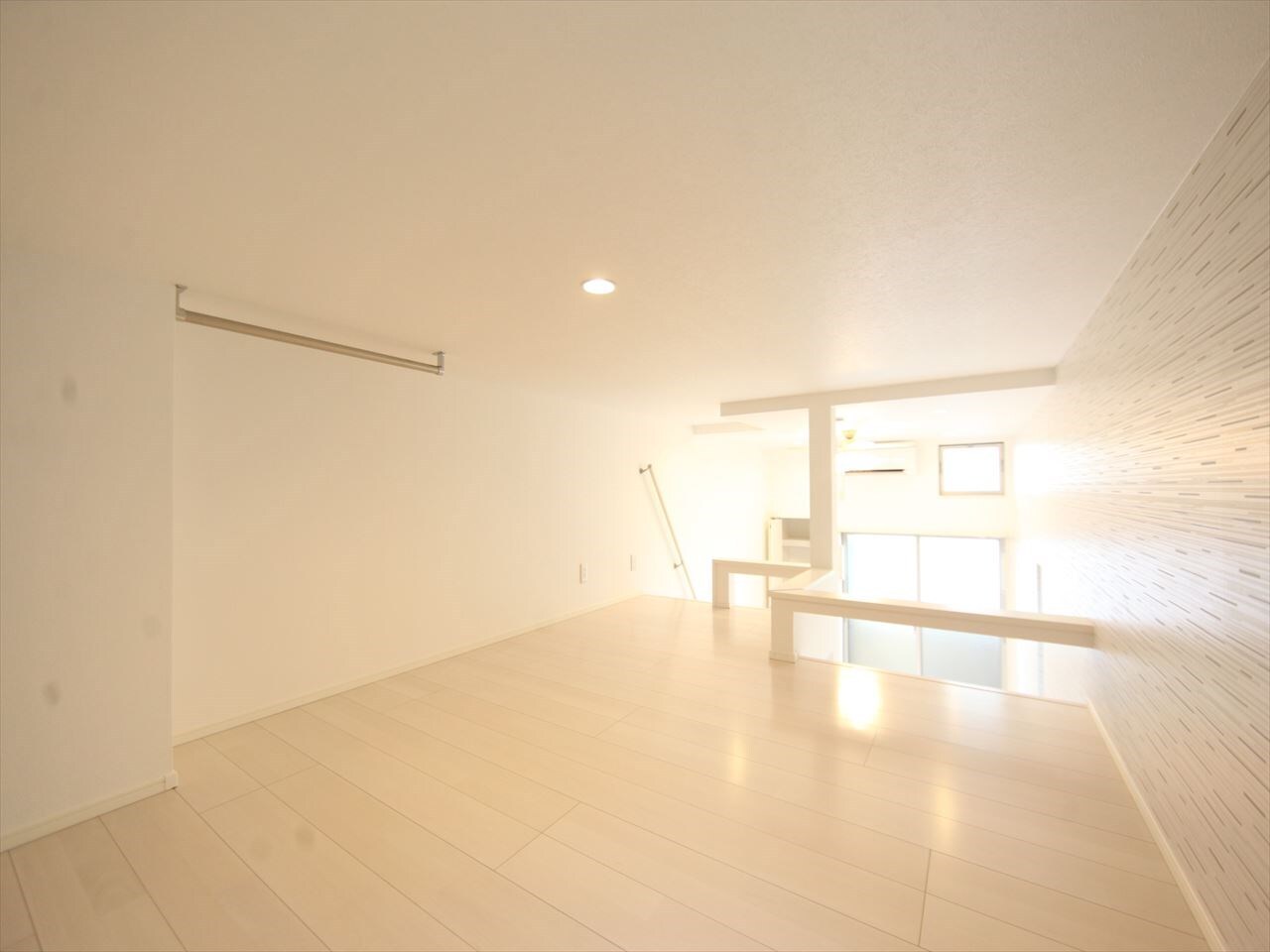 物件内観写真9　(上段ロフト6.3帖（収納・寝室としても使えます）同型写真)