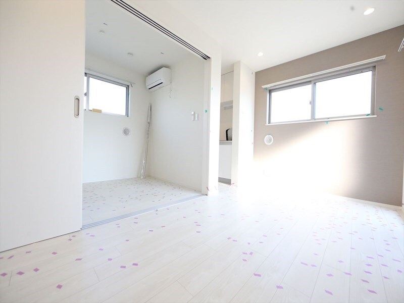 物件内観写真2　(ＬＤＫ8.1帖　システムキッチン　エアコン完備　バルコニー)