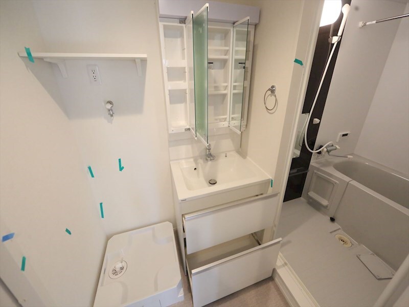 物件内観写真3　(脱衣所　独立洗面台（シャンプードレッサー付）収納スペース有)